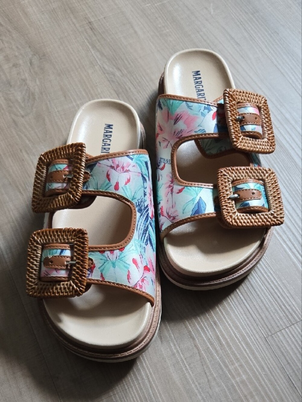 Sandals - Picture 3 of 4